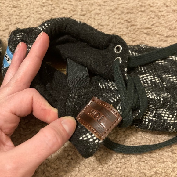 Black and white soft tennis shoes - Picture 3 of 6